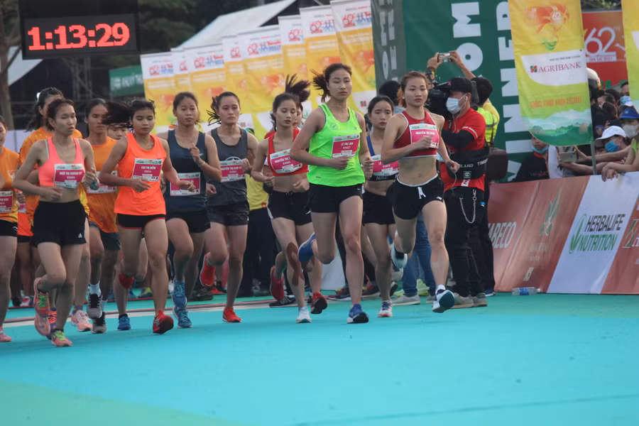Xuất phát 5 km nữ tuyển. Ảnh: Thiên Di
