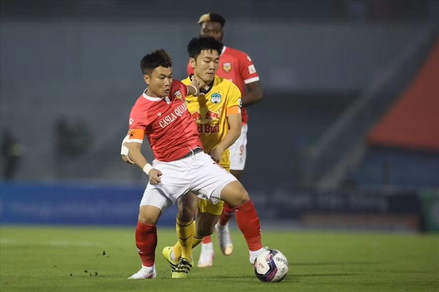 Hồng Lĩnh Hà Tĩnh chia điểm với Hoàng Anh Gia Lai trên sân nhà. Ảnh: N.Đ