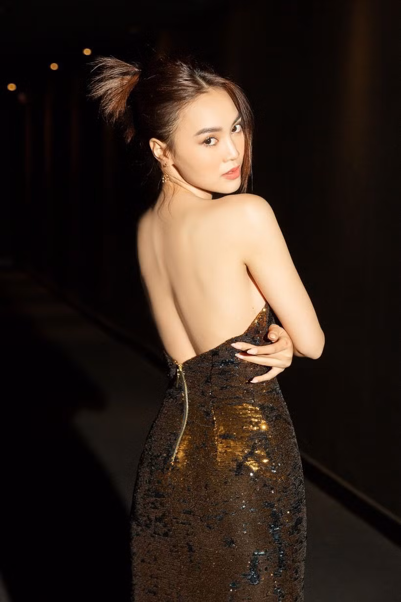 Ninh Dương Lan Ngọc diện bộ váy ôm sát đường cong với điểm nhấn thiết kế lệch vai quyến rũ.