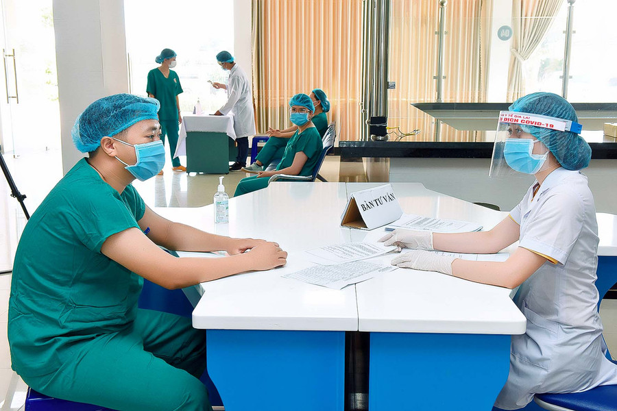 Tư vấn trước khi tiêm vắc xin tại bệnh viện dã chiến Gia Lai. Ảnh: Đức Thụy  Tư vấn trước khi tiêm vaccine tại bện viện dã chiến Gia Lai. Ảnh: Đức Thụy