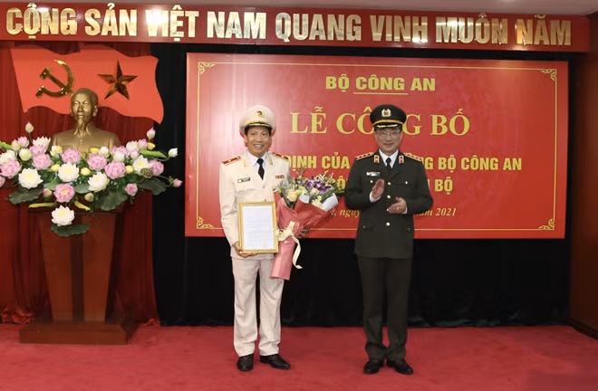 Thượng tướng Nguyễn Văn Thành trao quyết định điều động công tác cho Thiếu tướng Lê Văn Tuyến. Ảnh: VGP