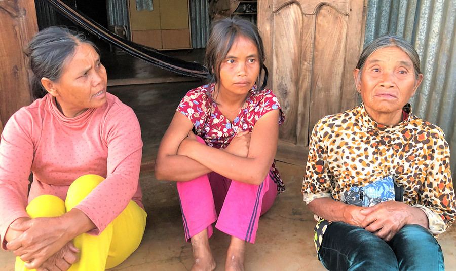 Bà Klam (bìa phải) cùng 2 con gái bên căn nhà của mình. Ảnh: Đinh Yến