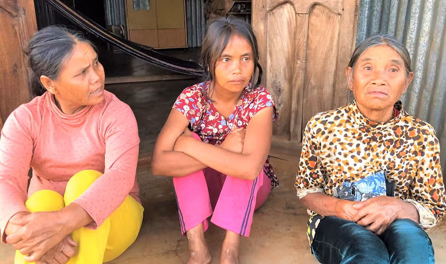 Bà Klam (bìa phải) cùng 2 con gái bên căn nhà của mình. Ảnh: Đinh Yến