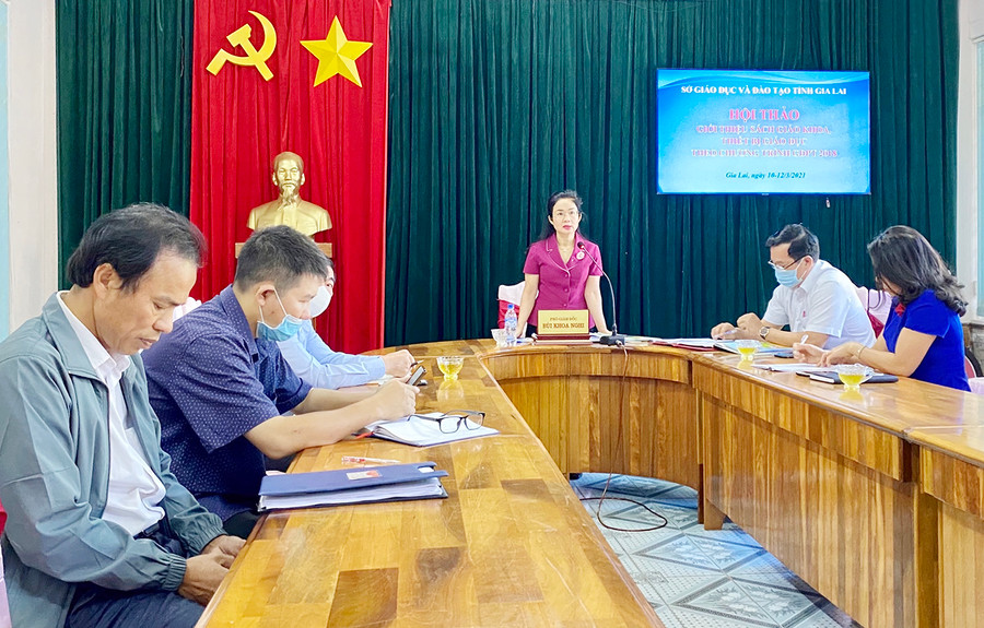 Hội thảo trực tuyến giới thiệu SGK tại điểm cầu Sở GD-ĐT. Ảnh: Trần Dung