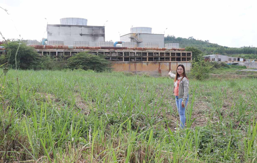 Người dân thôn 2 (xã Thành An, thị xã An Khê) chỉ cho phóng viên khu vực xử lý nước thải của Nhà máy Đường An Khê gây ô nhiễm môi trường. Ảnh: Nhật Hào Người dân thôn 2 (xã Thành An) chỉ tay về khu vực xử lý nước thải của nhà máy gây ảnh hưởng tới sức khỏe. Ảnh: Nhật Hào