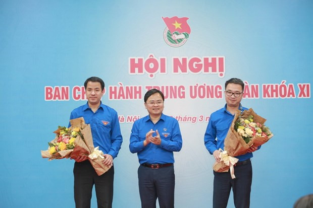 Ông Nguyễn Anh Tuấn - Ủy viên Trung ương Đảng, Bí thư thứ nhất Trung ương Đoàn chúc mừng ông Nguyễn Tường Lâm (phải) và ông Ngô Văn Cương (trái) vừa được bầu tham gia Ban Bí thư Trung ương Đoàn. (Nguồn: doanthanhnien.vn)