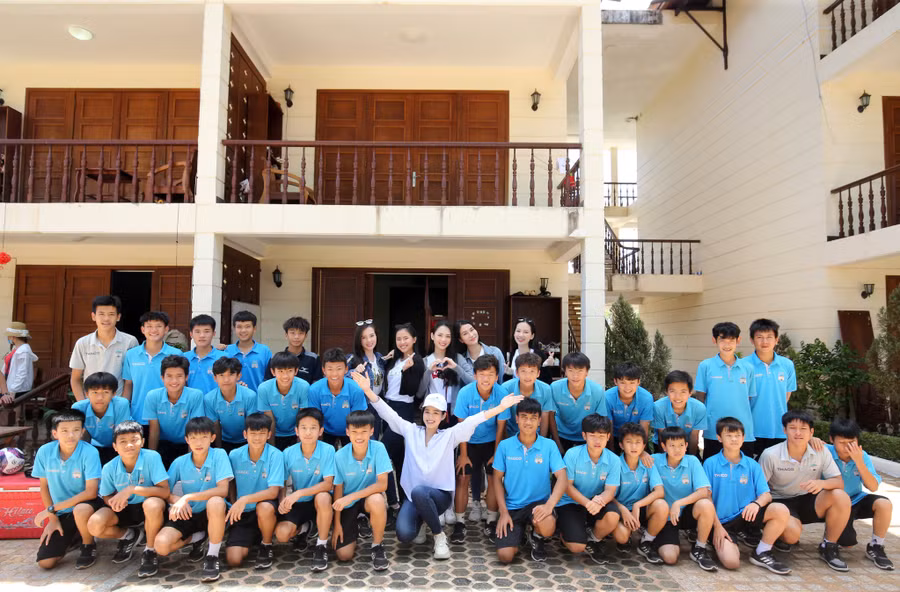 10. Các cầu thủ của câu lạc bộ bóng đá Hoàng Anh Gia Lai chụp ảnh lưu niệm với dàn Hoa hậu Việt Nam-ảnh Hồng Vĩnh.jpg