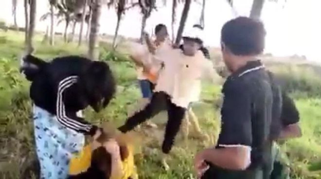 Nạn nhân bị nhiều người hành hung dã man ẢNH: CHỤP MÀN HÌNH
