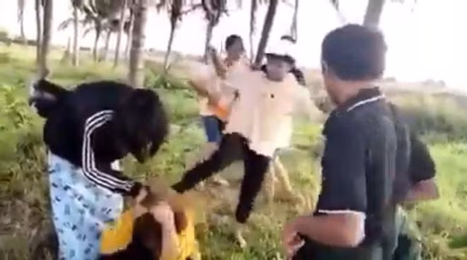 Nạn nhân bị nhiều người hành hung dã man ẢNH: CHỤP MÀN HÌNH