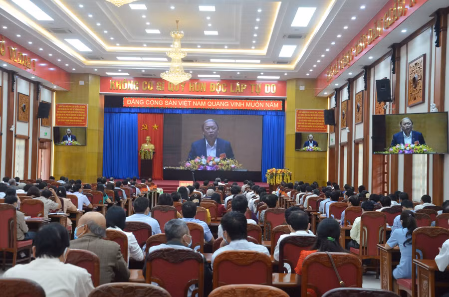 Quang cảnh hội nghị nghiên cứu, học tập, quán triệt Nghị quyết Đại hội đại biểu toàn quốc lần thứ XIII của Đảng tại điểm cầu Hội trường 2-9 (TP. Pleiku). Ảnh: Phương Linh