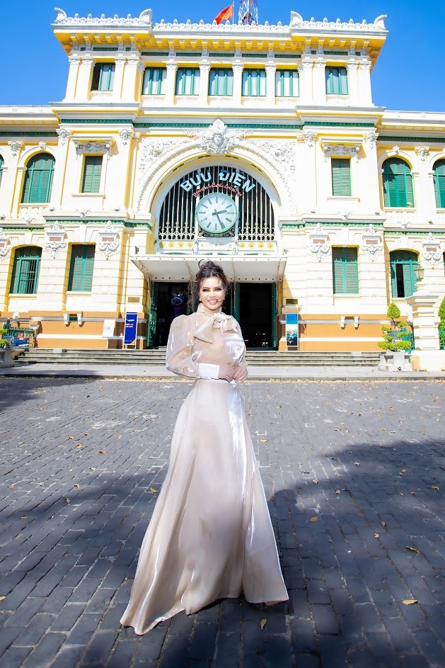 Đặc biệt, về nước đúng vào dịp Quốc tế phụ nữ, hoa hậu Kim Hồng cũng không quên gửi lời chúc một nửa thế giới luôn mạnh khoẻ hạnh phúc và gặp nhiều may mắn thành công trong cuộc sống và sự nghiệp của mình. Cô cho biết, bản thân sẽ trở lại Mỹ sớm để bắt nhịp với công việc còn dang dở. Ảnh: NVCC.