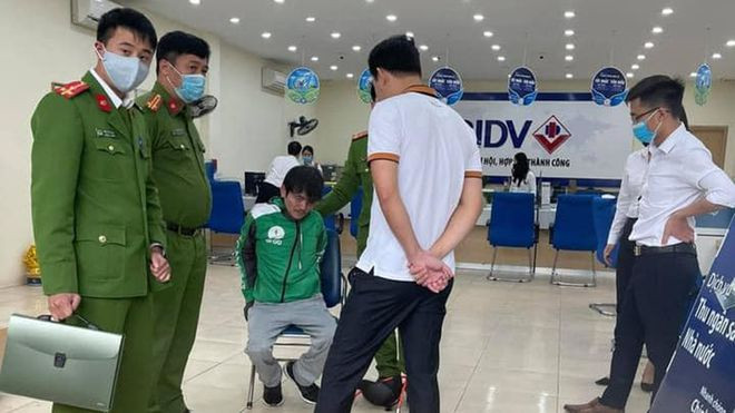 Lực lượng chức năng khống chế nghi phạm cướp ngân hàng - Ảnh CTV