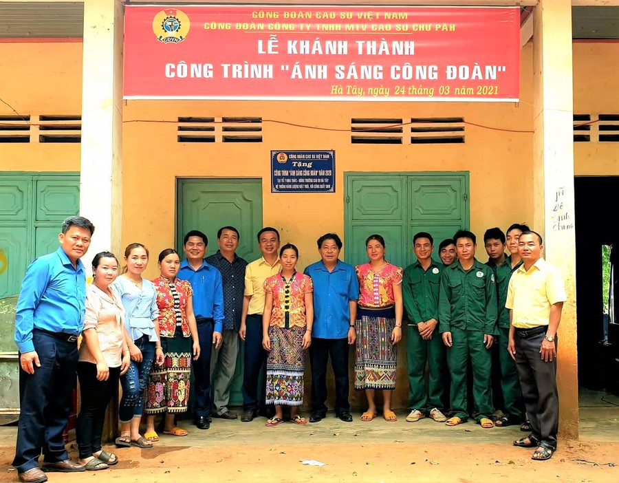 Ông Phan Mạnh Hùng - CT Công đoàn cao su VN bàn giao công trình ánh sáng Công đoàn cho cao su Chư Pah (1)