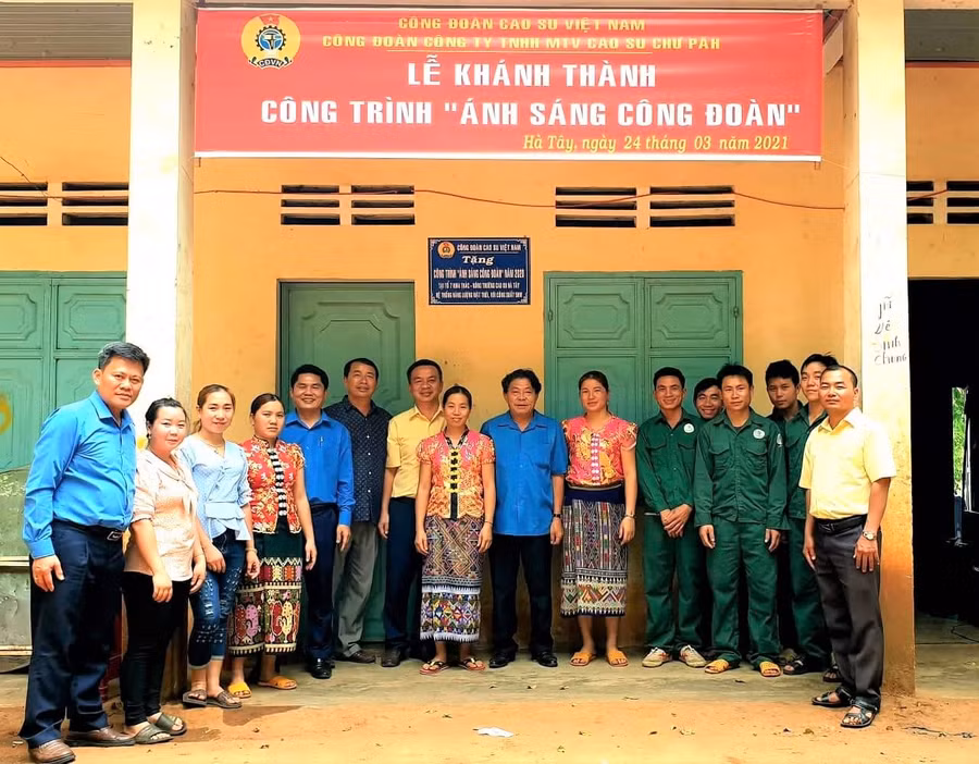 Ông Phan Mạnh Hùng - CT Công đoàn cao su VN bàn giao công trình ánh sáng Công đoàn cho cao su Chư Pah (1)