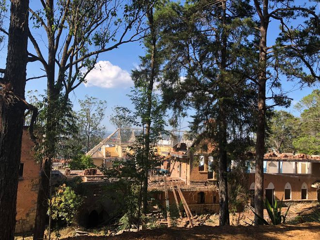 Nội viện tu viện cổ đang được tháo dỡ - ẢNH: Lâm Viên  Nội viện tu viện cổ đang được tháo dỡ - ẢNH: Lâm Viên