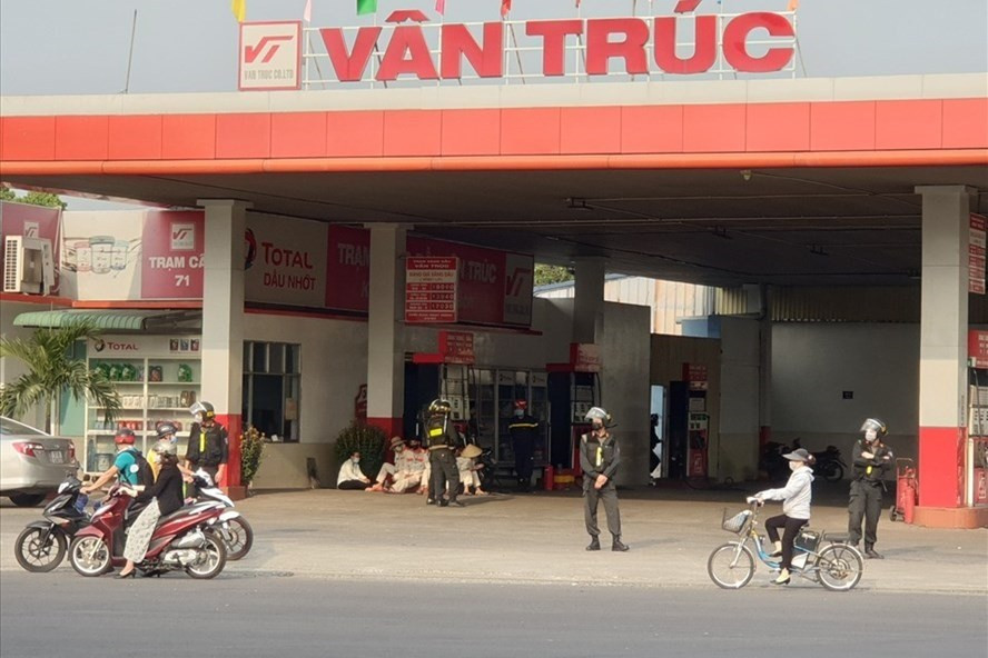 Công an kiểm tra cây xăng Vân Trúc ở Bình Dương. Ảnh: Đình Trọng Công an kiểm tra cây xăng Vân Trúc ở Bình Dương. Ảnh: Đình Trọng