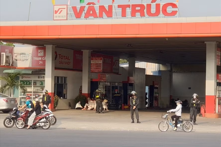  Công an kiểm tra cây xăng Vân Trúc ở Bình Dương. Ảnh: Đình Trọng