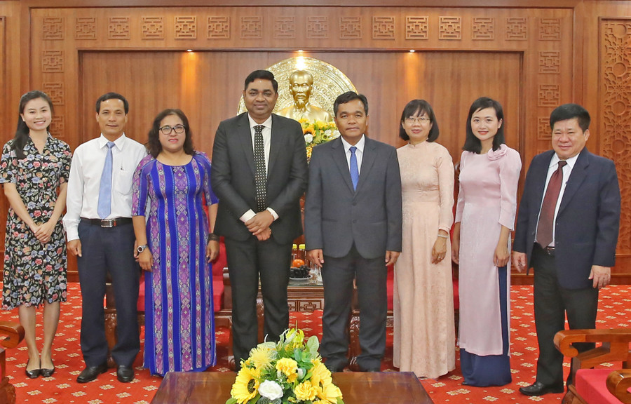 Chụp ảnh lưu niệm với Đoàn Tổng Lãnh sự quán Ấn Độ tại Tp Hồ Chí Minh.