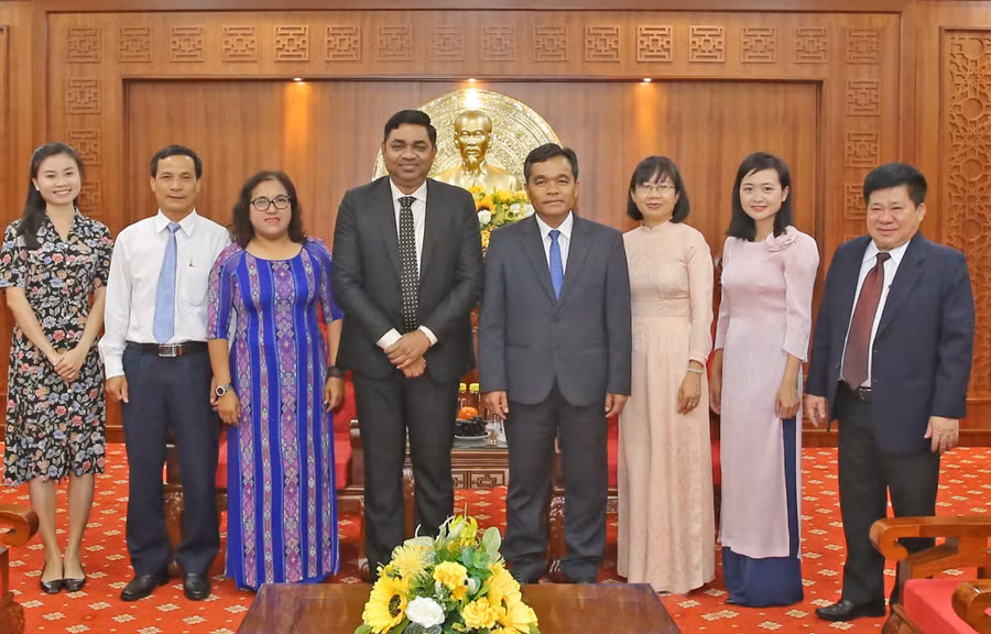 Chụp ảnh lưu niệm với Đoàn Tổng Lãnh sự quán Ấn Độ tại Tp Hồ Chí Minh.