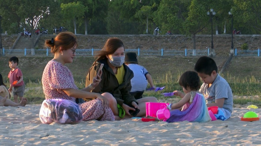 Rất đông người dân thành phố Kon Tum đến bãi cát trên sông Đăk Bla để vui chơi, giải trí. (Ảnh: Khoa Chương/TTXVN) Rất đông người dân thành phố Kon Tum đến bãi cát trên sông Đăk Bla để vui chơi, giải trí. (Ảnh: Khoa Chương/TTXVN)