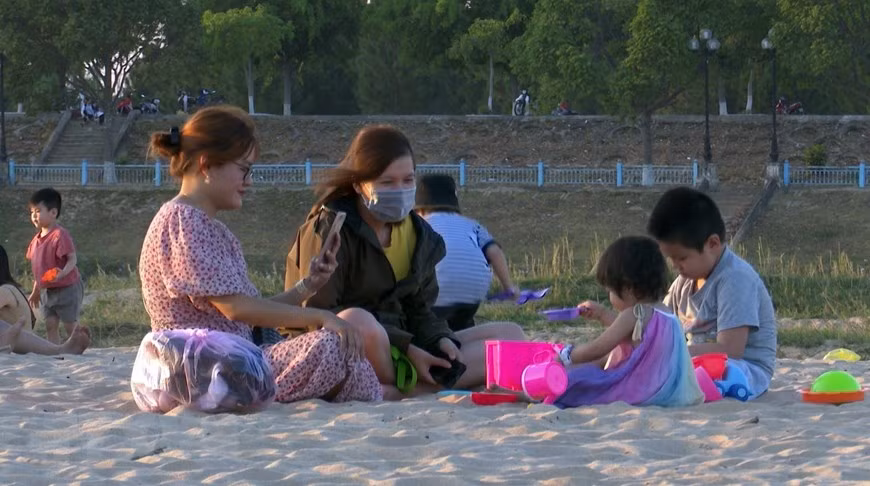 Rất đông người dân thành phố Kon Tum đến bãi cát trên sông Đăk Bla để vui chơi, giải trí. (Ảnh: Khoa Chương/TTXVN) Rất đông người dân thành phố Kon Tum đến bãi cát trên sông Đăk Bla để vui chơi, giải trí. (Ảnh: Khoa Chương/TTXVN)