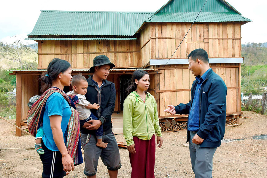 Từ phát triển kinh tế rừng, gia đình anh Đinh Triêu làng Châu, đã thoát nghèo năm 2020. Với số tiền dành dụm được, gia đình anh triêu đã dựng nhà ở riêng với tổng số tiền 120 triệu đồng.