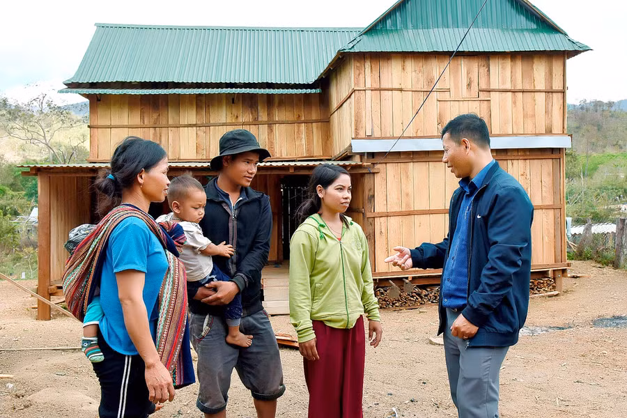 Từ phát triển kinh tế rừng, gia đình anh Đinh Triêu làng Châu, đã thoát nghèo năm 2020. Với số tiền dành dụm được, gia đình anh triêu đã dựng nhà ở riêng với tổng số tiền 120 triệu đồng.