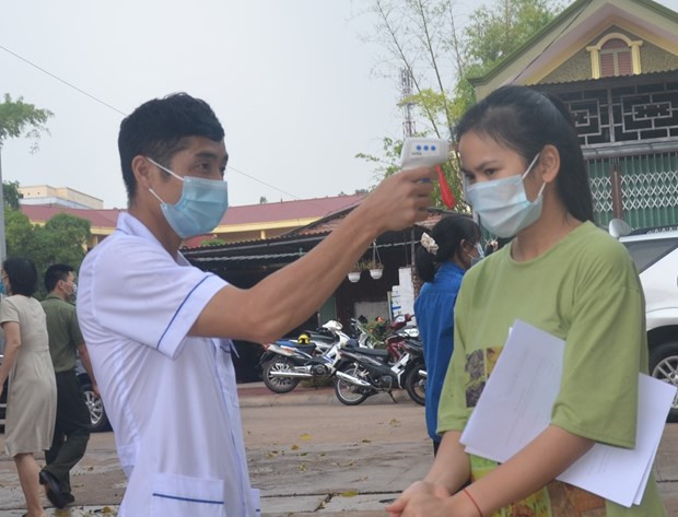 Thí sinh phải đeo khẩu trang, đo thân nhiệt trước khi vào điểm thi tốt nghiệp trung học phổ thông năm 2020. (Ảnh: PV/Vietnam+) Thí sinh phải đeo khẩu trang, đo thân nhiệt trước khi vào điểm thi tốt nghiệp trung học phổ thông năm 2020. (Ảnh: PV/Vietnam+)