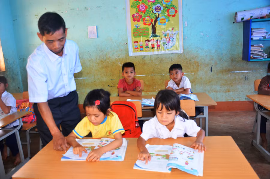 Thầy Rơ Mah Hyat (Trường Tiểu học Kpă Klơng, xã Ia Nan, huyện Đức Cơ) dạy tiếng Việt cho học sinh. Ảnh: Vĩnh Hoàng