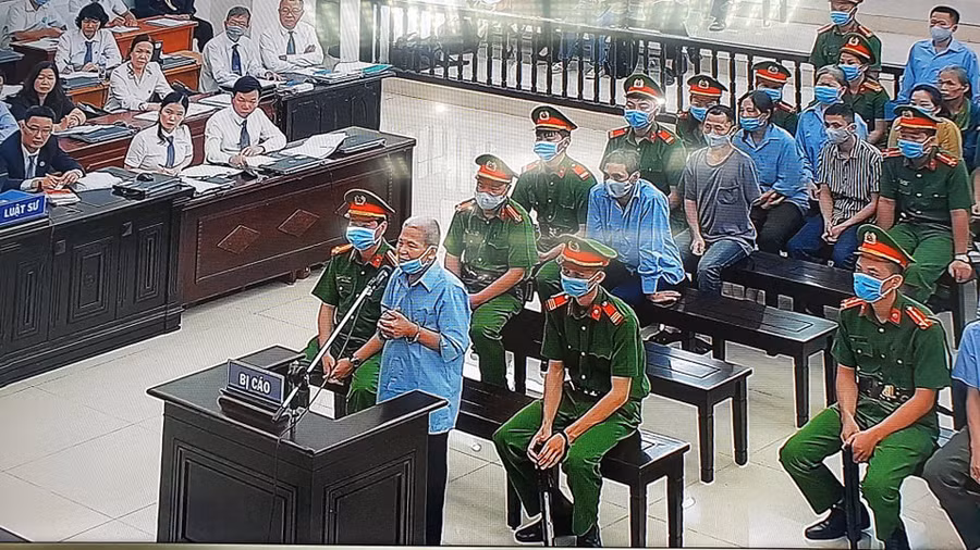  Bị cáo Bùi Viết Hiểu cũng là 1 trong 6 người kháng cáo bản án sơ thẩm. Bị cáo này bị Tòa án nhân dân TP.Hà Nội xử phạt 16 năm tù về tội 