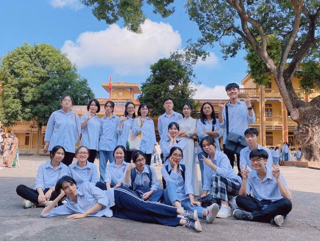 Huy (đứng, bìa phải) cùng các bạn trong CLB tranh biện của trường. ẢNH NVCC