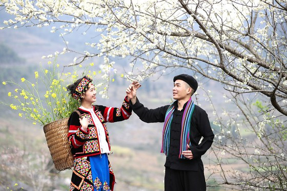  Đi chợ phiên cũng là dịp nam thanh nữ tú hò hẹn