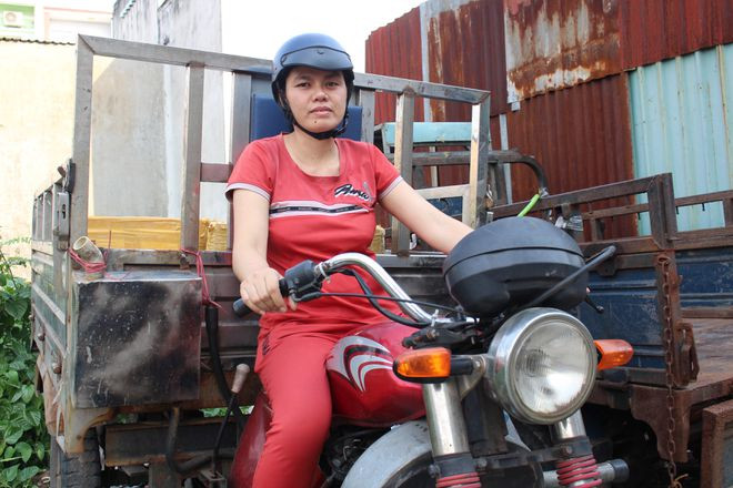 Thu Đoan chở hàng thuê cho khách. ẢNH: QUANG VIÊN Thu Đoan chở hàng thuê cho khách. ẢNH: QUANG VIÊN
