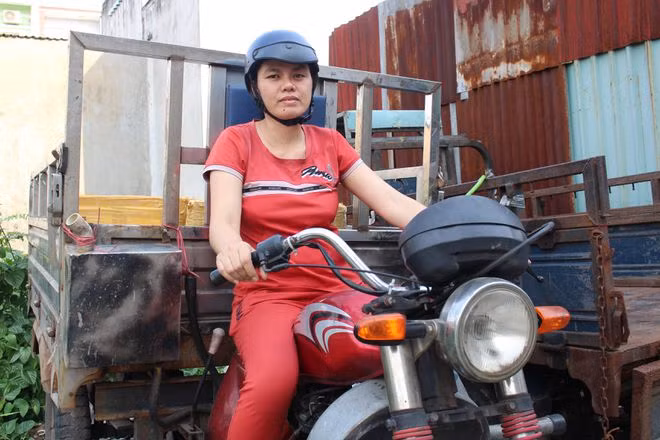 Thu Đoan chở hàng thuê cho khách. ẢNH: QUANG VIÊN