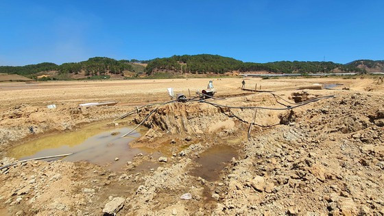 Nhiều người dân đào hố tìm nguồn nước ngay giữa lòng hồ. Ảnh: ĐOÀN KIÊN Nhiều người dân đào hố tìm nguồn nước ngay giữa lòng hồ. Ảnh: ĐOÀN KIÊN