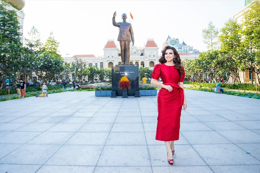 Người đẹp còn di chuyển đến Phố đị bộ Nguyễn Huệ để thăm quan. Kim Hồng cho biết, đã lâu cô mới trở về quê hương nên bản thân vừa hạnh phúc, vừa xúc động.