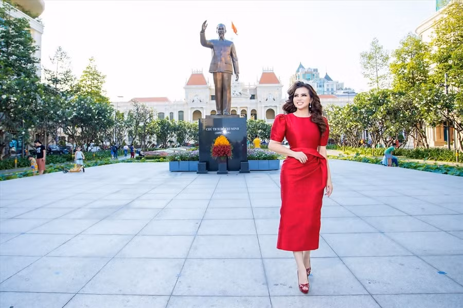 Người đẹp còn di chuyển đến Phố đị bộ Nguyễn Huệ để thăm quan. Kim Hồng cho biết, đã lâu cô mới trở về quê hương nên bản thân vừa hạnh phúc, vừa xúc động.