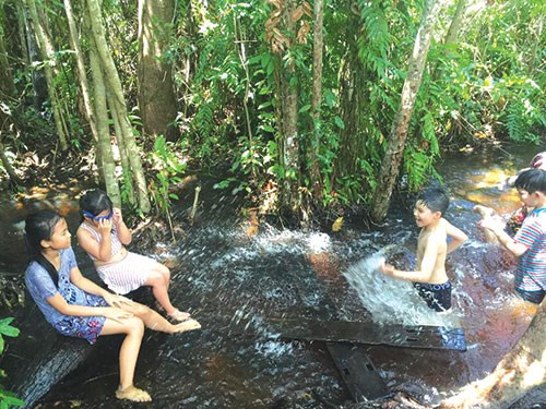 Tắm suối. (Nguồn: Báo Bình Thuận)