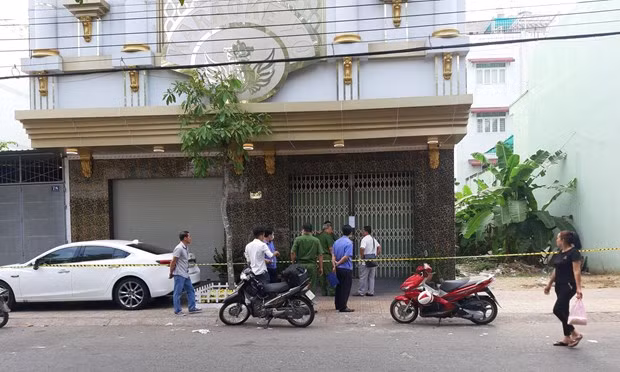 Phía bên ngoài hiện trường vụ nổ súng. (Nguồn: congan.com.vn)