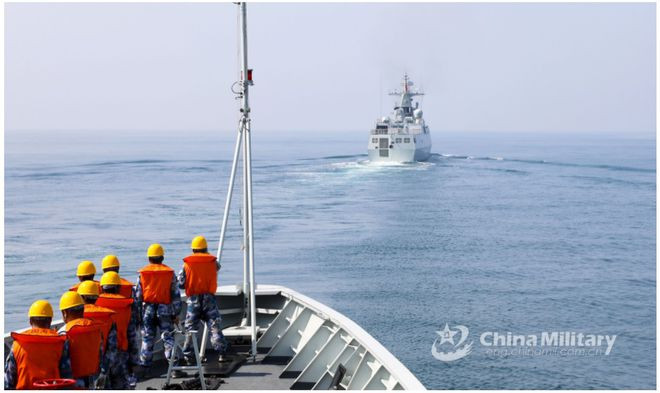 Chiến hạm Trung Quốc diễn tập ở Biển Đông hồi cuối tháng 2. Ảnh: CHỤP MÀN HÌNH CHINAMIL.COM.CN