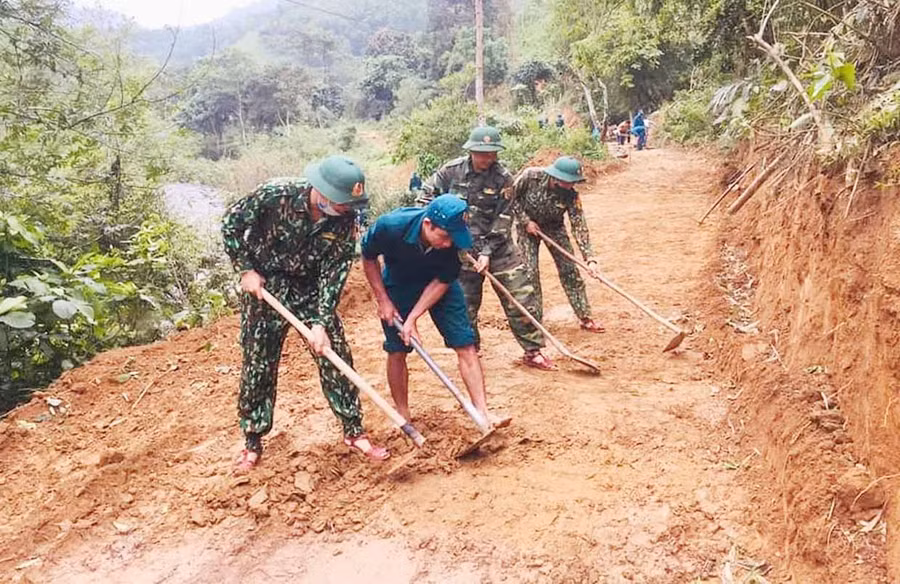 Chi đoàn Đồn Biên phòng Ia O tham gia dọn dẹp một số tuyến đường. Ảnh: Anh Huy