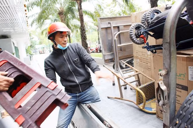 Cụt chân, Từ Quang Tú vất vả với việc khuân vác hàng hóa - ẢNH: QUANG VIÊN