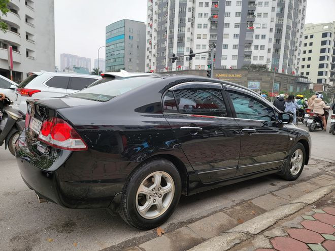 Phiên bản 1.8 AT của Honda Civic 2009 hiện có giá hơn 300 triệu đồng
