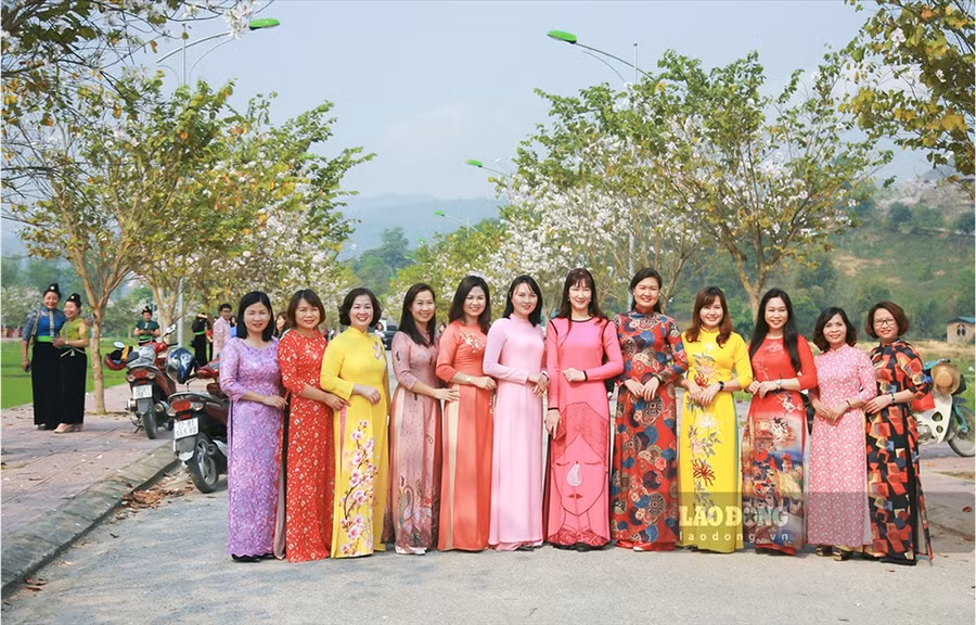 Hưởng ứng “Tuần lễ áo dài” là hành động ý nghĩa, thiết thực làm tôn vẻ đẹp của người phụ nữ, tạo không khí vui tươi, phấn khởi để làm tăng hiệu quả trong công tác và lao động sản xuất.