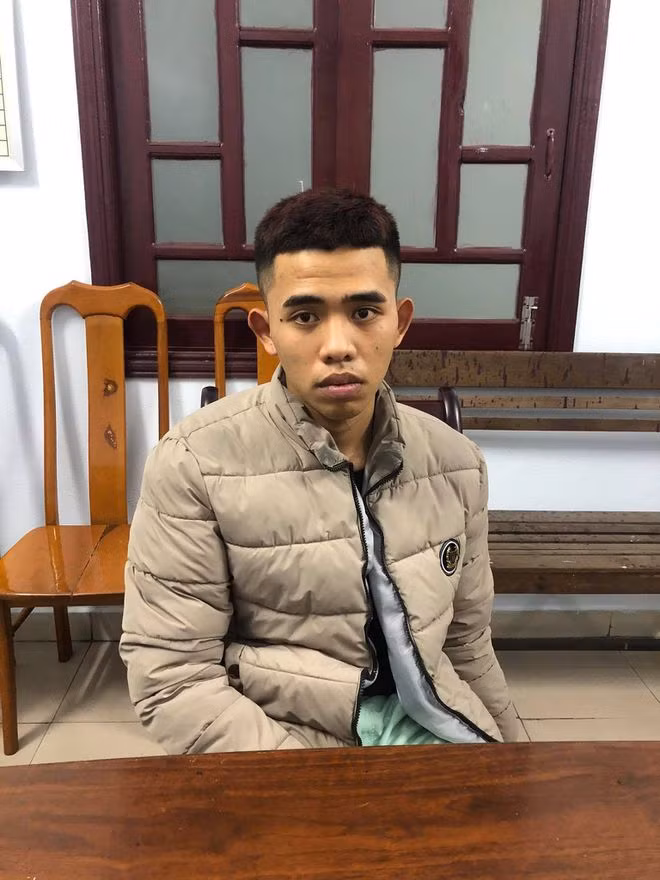 Khiêm bị đưa đi cai nghiện và điều tra về hành vi mua bán ma túy ẢNH: NGUYỄN TÚ