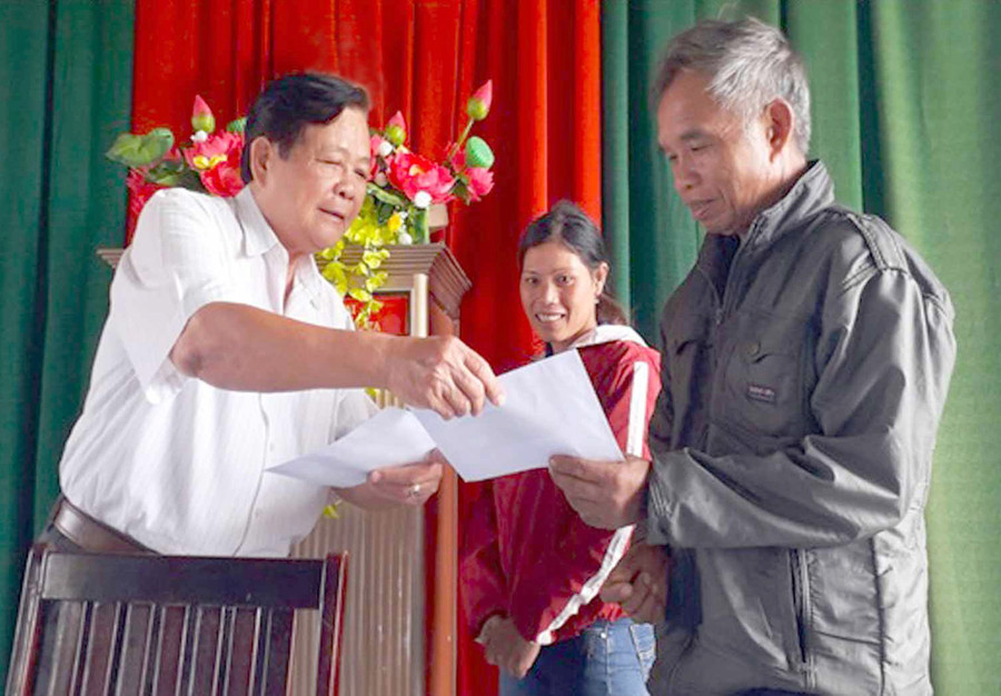 Gia Lai chung tay chăm lo nạn nhân chất độc da cam ảnh 1 Ông Bùi Thanh Hoàng-Chủ tịch Hội Nạn nhân chất độc da cam/dioxin tỉnh trao vốn chăn nuôi, sản xuất cho gia đình nạn nhân chất độc da cam. Ảnh: Hà Phương