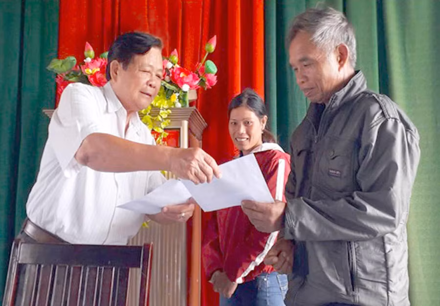 Ông Bùi Thanh Hoàng-Chủ tịch Hội Nạn nhân chất độc da cam/dioxin tỉnh trao vốn chăn nuôi, sản xuất cho gia đình nạn nhân chất độc da cam. Ảnh: Hà Phương