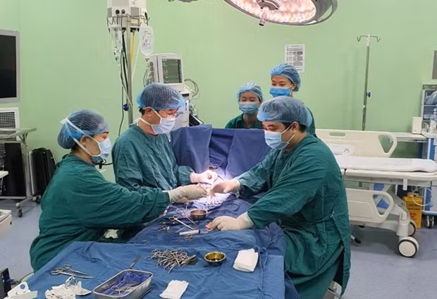  Các bác sĩ thực hiện ca phẫu thuật cho bệnh nhi. (Ảnh: Bệnh viện Nhi Trung ương)
