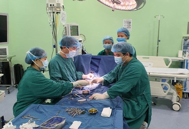  Các bác sĩ thực hiện ca phẫu thuật cho bệnh nhi. (Ảnh: Bệnh viện Nhi Trung ương)