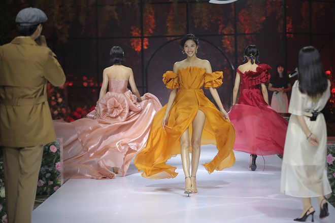 Hiện tại, Hoàng Thùy là một trong những cái tên được các nhà thiết kế Việt ưu ái và lựa chọn trong những đêm diễn quan trọng ẢNH: BTC
